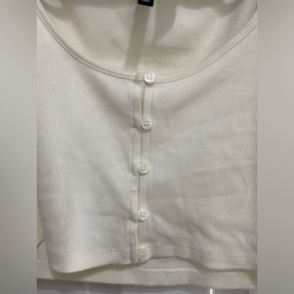 H&M Ivory Long Sleeve Button Up Scoop Neck Crop Top - Picture 3 of 5